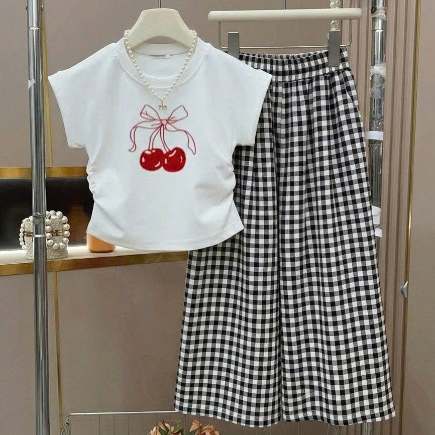 4-15 tuổi,Bộ đồ xinh cho bé gái áo in quả cherry phối quần kẻ ống xuông,chất vải cotton.M63