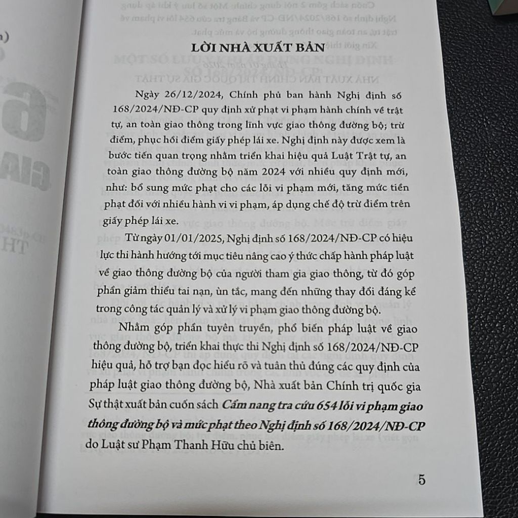 Sách - Cẩm nang tra cứu 654 lỗi vi phạm giao thông đường bộ và mức phạt (NXB Chính trị quốc gia Sự thật)