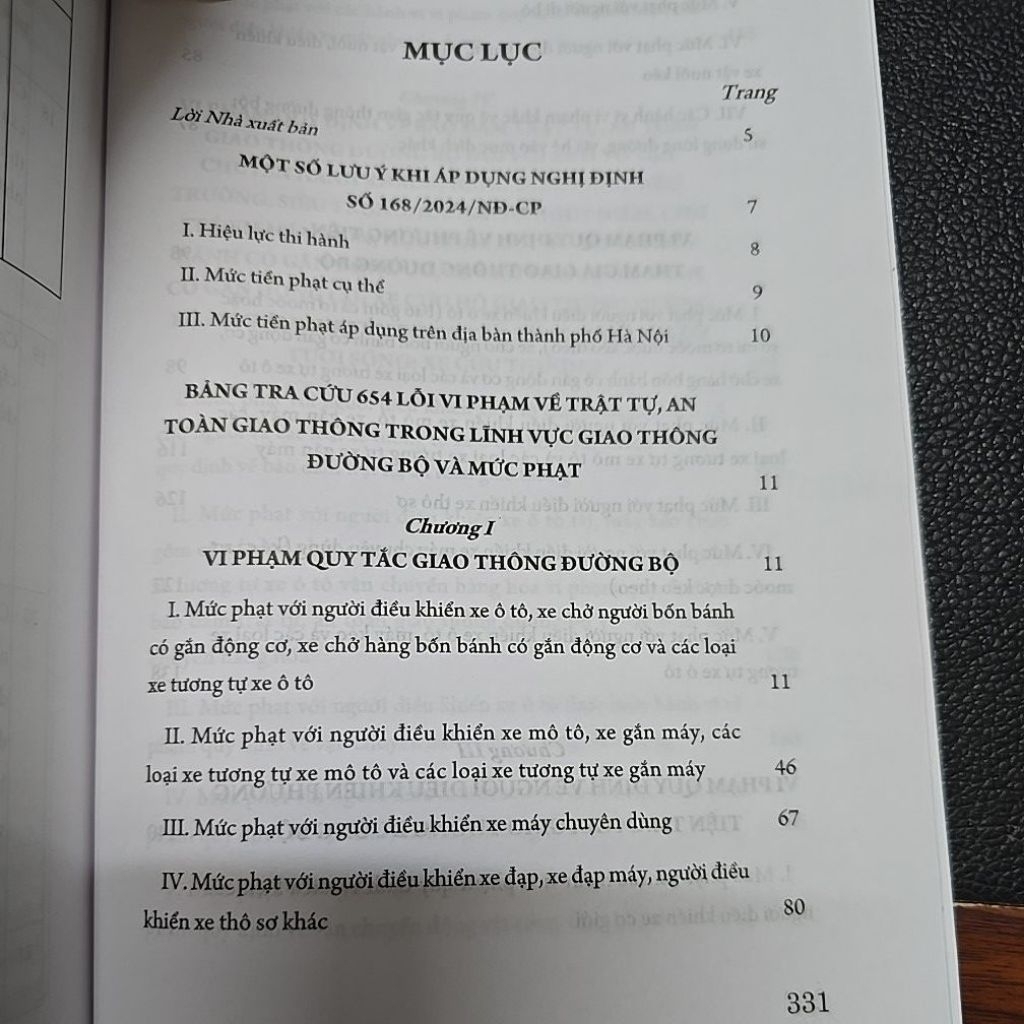 Sách - Cẩm nang tra cứu 654 lỗi vi phạm giao thông đường bộ và mức phạt (NXB Chính trị quốc gia Sự thật)
