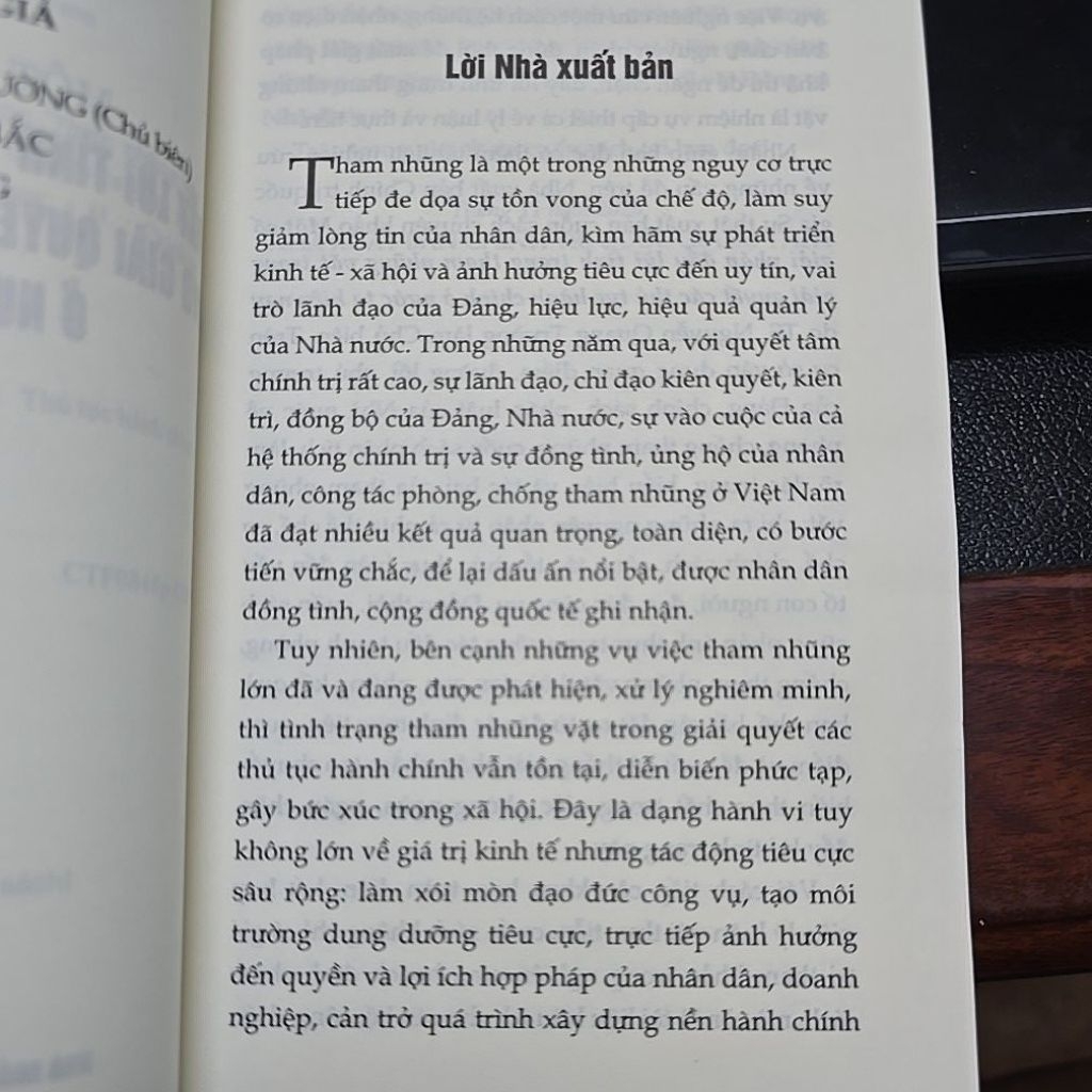 Sách - Một số giải pháp đẩy lùi tình trạng tham nhũng vặt trong giải quyết các thủ tục hành chính ở nước ta hiện nay