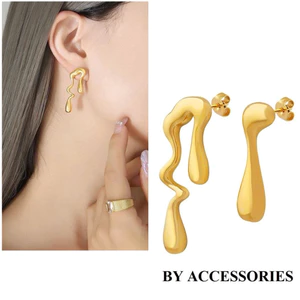 Bông tai nữ titan hình học dài uốn cong vô định bất đối xứng mới lạ mạ vàng 18K không gỉ WE2633 BY ACCESSORIES