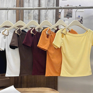Áo Thun Lệch Vai Tay Cộc Khoét Điểm Nhấn Tag Đồng Nổi Bật