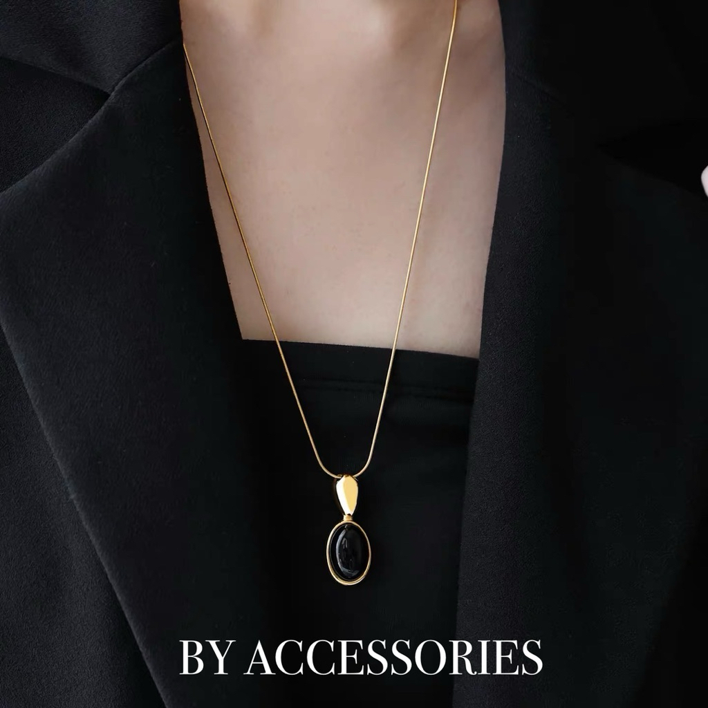 Dây chuyền nữ titan dáng dài kiểu mì rút phối mặt oval khảm đá mắt hổ mạ vàng 18K không gỉ WN2631 BY ACCESSORIES