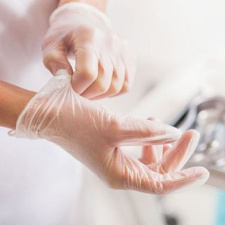 Găng tay cao su trong suốt không mùi không bột, bao tay cao su y tế siêu dai hộp 100 chiếc cho nấu ăn, spa, sửa chữa
