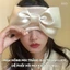 Bịt mắt ngủ chất lụa băng mềm mịn, điểm nhấn nơ xinh xắn, vừa che sáng hiệu quả vừa cực kỳ phong cách.