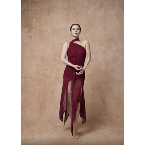 Trang phục khiêu vũ Jazz, váy dài đính sequin bạc, cổ yếm, thiết kế trễ vai, trang phục tập luyện.