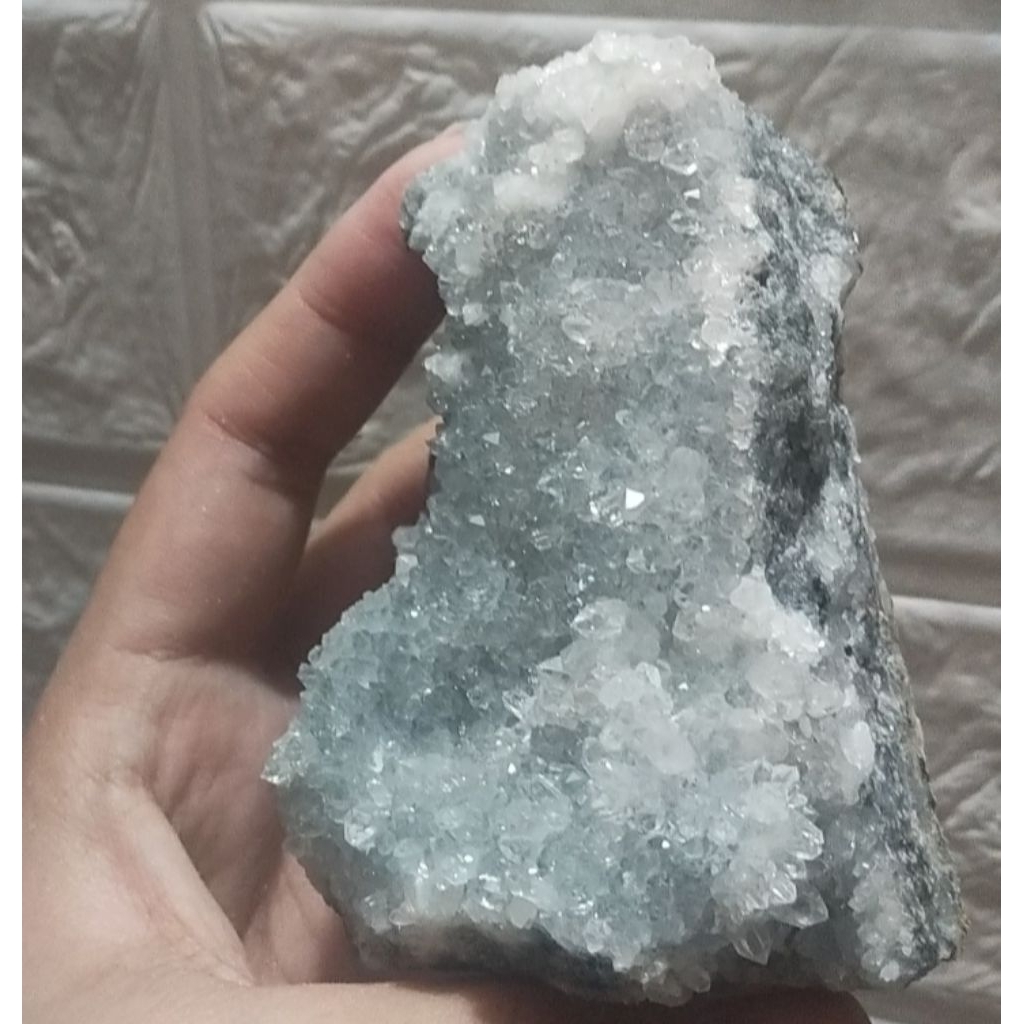 Tinh thể thạch anh thiên nhiên