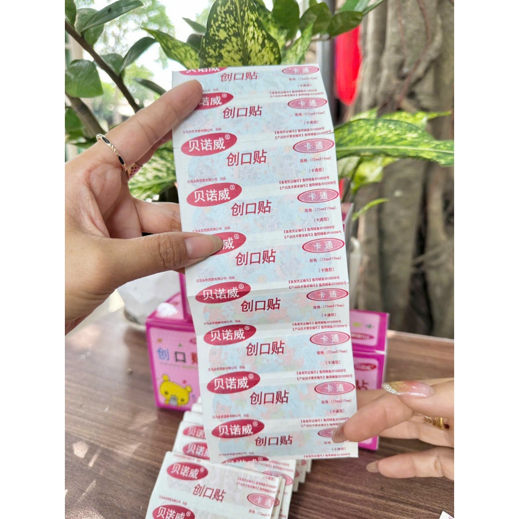 hộp 100 miếng băng cá nhân cute
