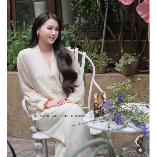 Set pháp phục 2 món : Áo tơ cổ V phối dập ly hoạ tiết kim sa cao cấp kèm quần suông nữ tính thanh lịch • MIU.STUDIO