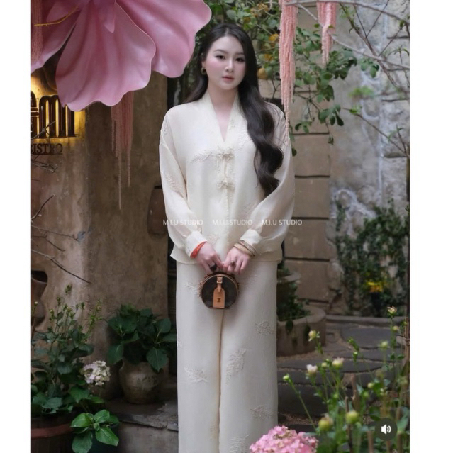 Set pháp phục 2 món : Áo tơ cổ V phối dập ly hoạ tiết kim sa cao cấp kèm quần suông nữ tính thanh lịch • MIU.STUDIO