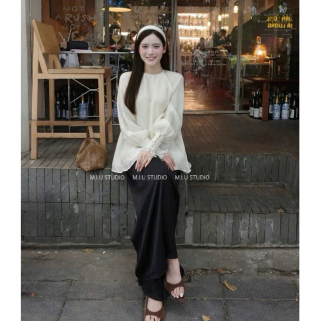 “Maise Set” Set áo tơ 2 lớp cổ tròn tay bồng bo gấu cách điệu kèm quần lụa đen dài thanh lịch nữ tính chuẩn gu Hàn Quốc