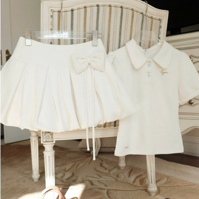 “Garet Set” Set áo polo tay bồng màu kem phối chân váy bí bồng xoè đính nơ eo phong cách HQuốc trẻ trung thanh lịch