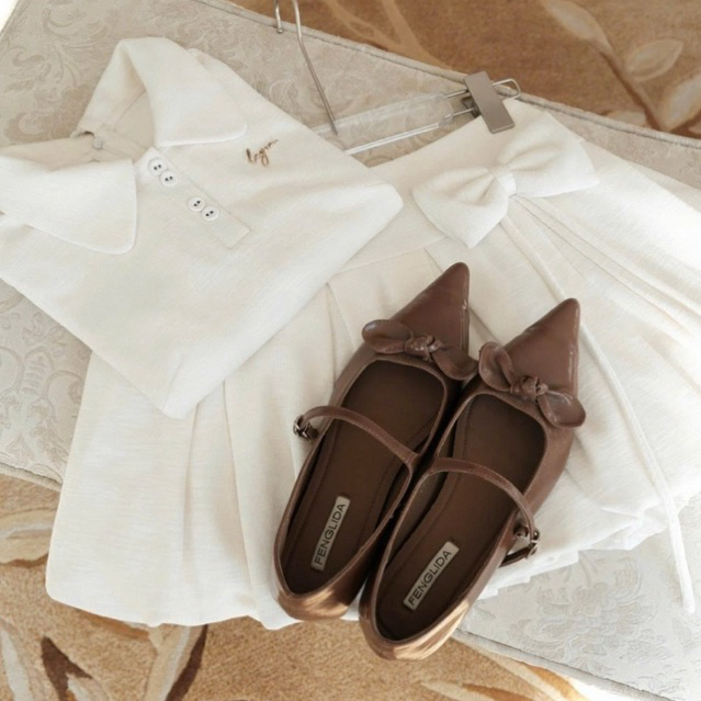 “Garet Set” Set áo polo tay bồng màu kem phối chân váy bí bồng xoè đính nơ eo phong cách HQuốc trẻ trung thanh lịch