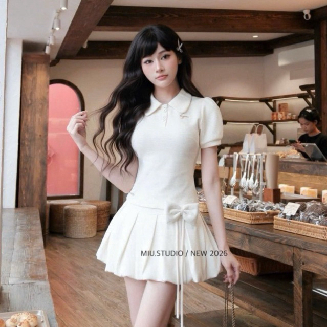 “Garet Set” Set áo polo tay bồng màu kem phối chân váy bí bồng xoè đính nơ eo phong cách HQuốc trẻ trung thanh lịch