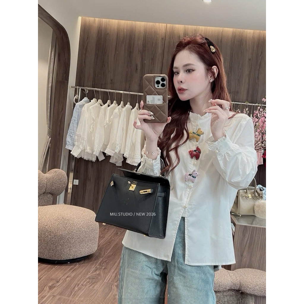 Áo sơmi trắng cổ tròn dài tay phối viền bèo đính charm cao cấp ,  Áo sơmi ngựa from rộng phong cách tiểu thư Hàn Quốc