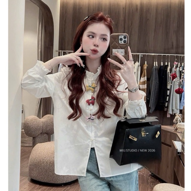 Áo sơmi trắng cổ tròn dài tay phối viền bèo đính charm cao cấp ,  Áo sơmi ngựa from rộng phong cách tiểu thư Hàn Quốc