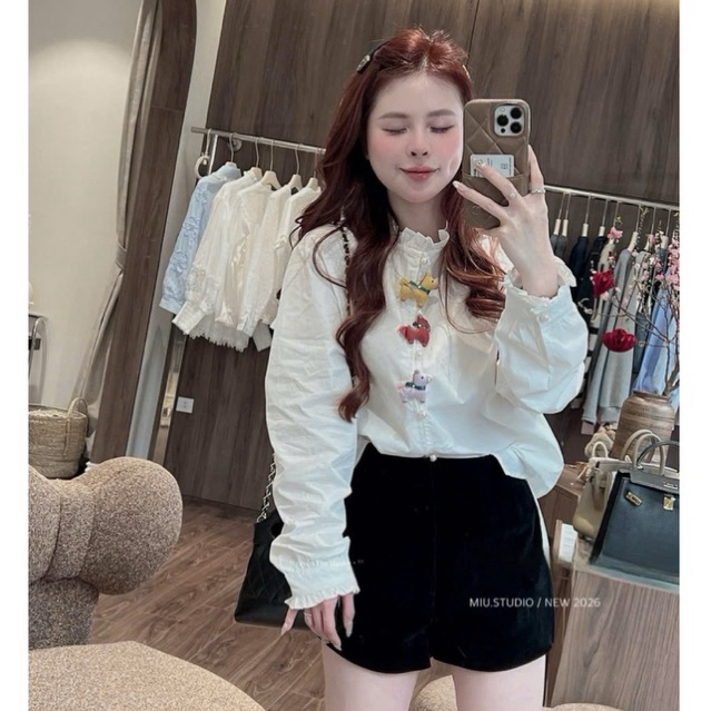 Áo sơmi trắng cổ tròn dài tay phối viền bèo đính charm cao cấp ,  Áo sơmi ngựa from rộng phong cách tiểu thư Hàn Quốc