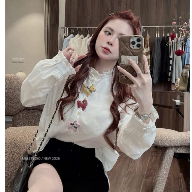 Áo sơmi trắng cổ tròn dài tay phối viền bèo đính charm cao cấp ,  Áo sơmi ngựa from rộng phong cách tiểu thư Hàn Quốc