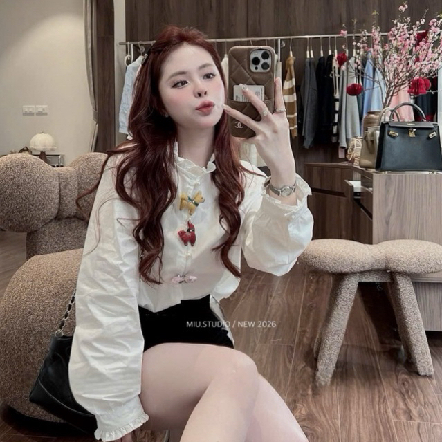 Áo sơmi trắng cổ tròn dài tay phối viền bèo đính charm cao cấp ,  Áo sơmi ngựa from rộng phong cách tiểu thư Hàn Quốc