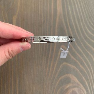 Vòng tay C “Signature Hinged Bangle”