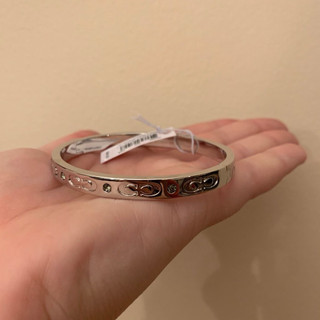 Vòng tay C “Signature Hinged Bangle”
