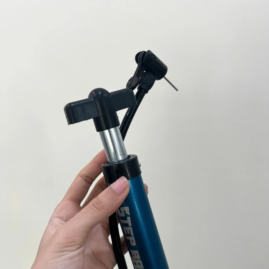 Bơm bóng Stepback cầm tay mini nhỏ gọn