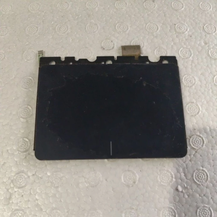 miếng rà chuột hơi cũ kèm cọng cáp laptop Asus E402N trầy xước cũ