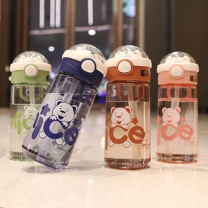 Bình Nước Trẻ Em Hình Gấu XBD 650ml Có Quai Xách – Bình Nước Nhựa Nắp Bấm Chống Rò Rỉ Cho Bé Đi Học