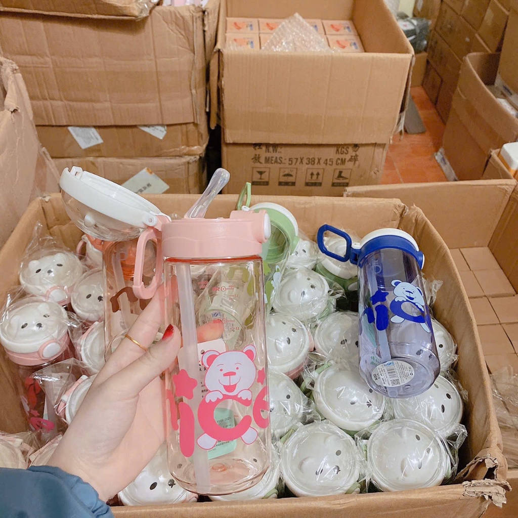 Bình Nước Trẻ Em Hình Gấu XBD 650ml Có Quai Xách – Bình Nước Nhựa Nắp Bấm Chống Rò Rỉ Cho Bé Đi Học