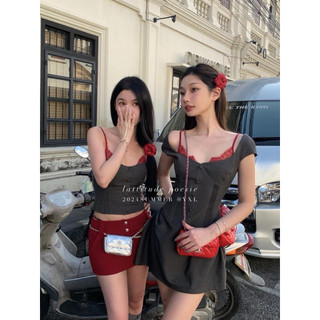 Váy chữ A dáng ngắn bo eo kết hợp bra đỏ năng động
