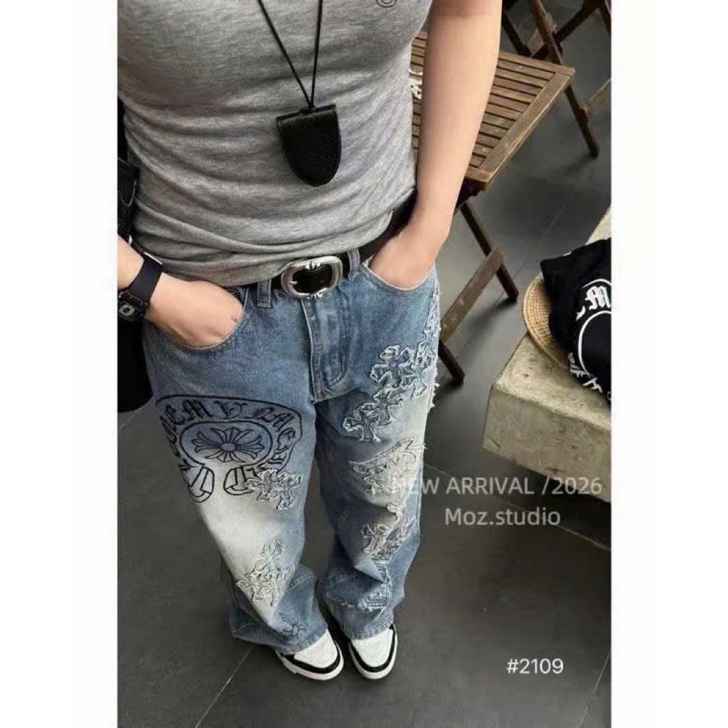 Set áo babytee cổ tim quần jeans suông chrome hearts chữ viền rách