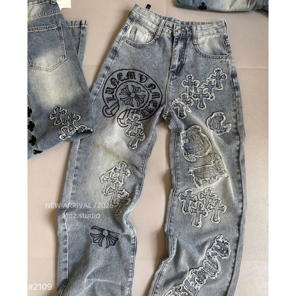 Set áo babytee cổ tim quần jeans suông chrome hearts chữ viền rách