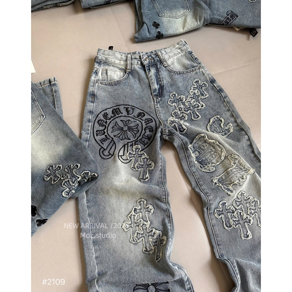 Set áo babytee cổ tim quần jeans suông chrome hearts chữ viền rách