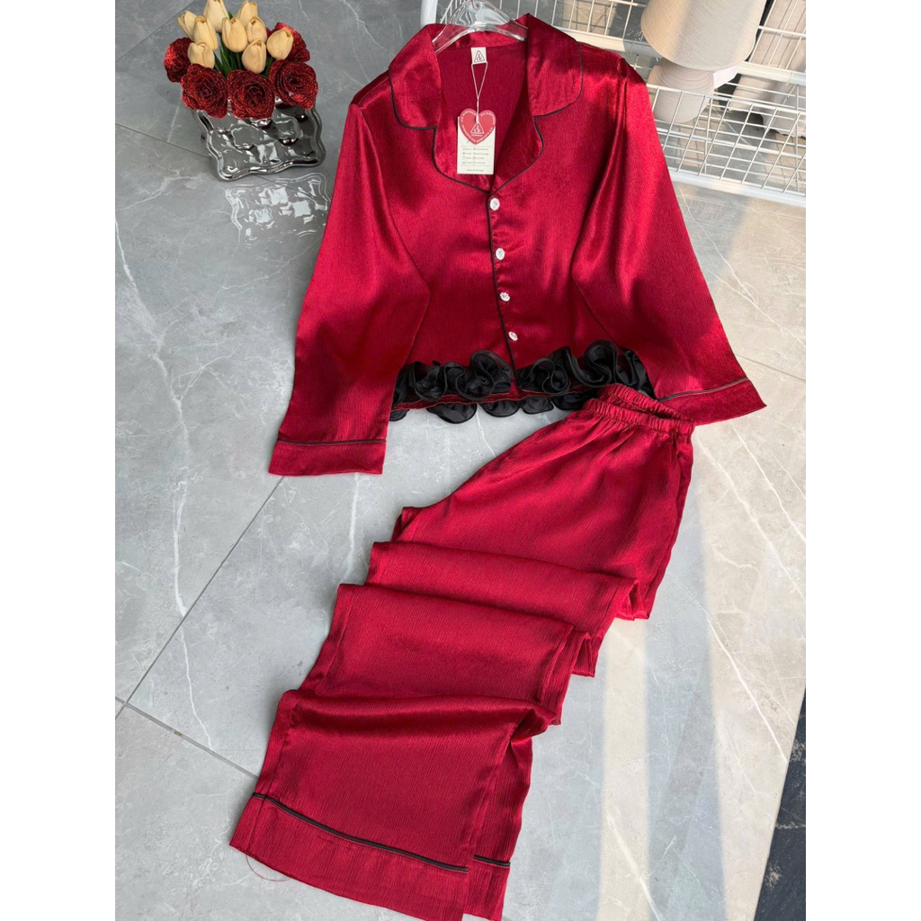 Bộ ngủ pijama chất lụa nhăn dập ly ánh nhũ viền hoa xoắn gấu áo, vải mỏng nhẹ mát