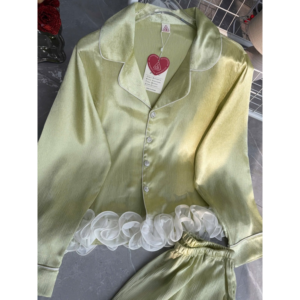 Bộ ngủ pijama chất lụa nhăn dập ly ánh nhũ viền hoa xoắn gấu áo, vải mỏng nhẹ mát