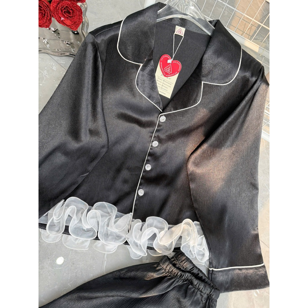 Bộ ngủ pijama chất lụa nhăn dập ly ánh nhũ viền hoa xoắn gấu áo, vải mỏng nhẹ mát