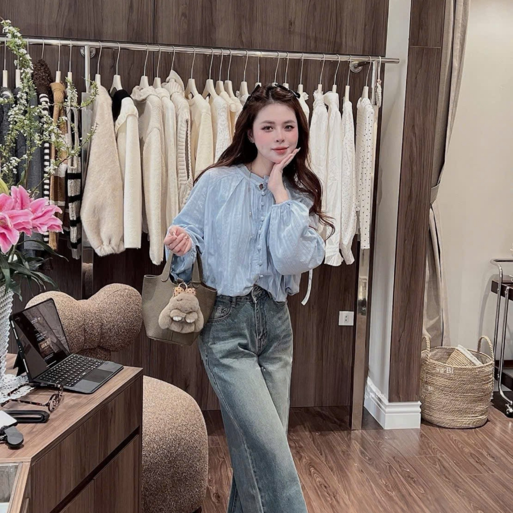 EMLY - Áo Sơ Mi Nữ Vải Đũi Cúc Bọc- Áo Kiểu Nữ Bo Chun Gấu Dài Tay Hot Trend 2026