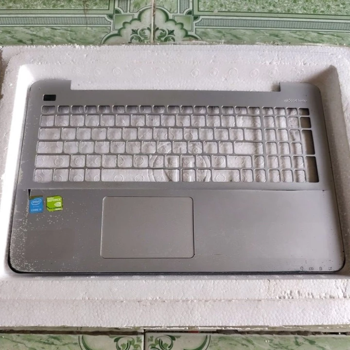 mặt C laptop Asus k555l có trầy xước hơi cũ bán rẻ, mất ốc bên trái
