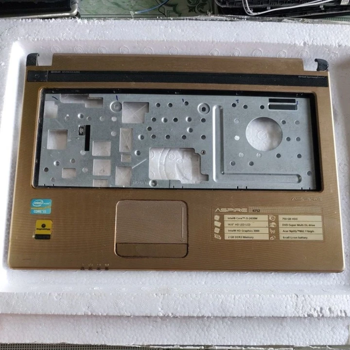 mặt C laptop Acer aspire 4752 hàng hơi cũ bẻ góc trái chút xíu có hàng lại rồi