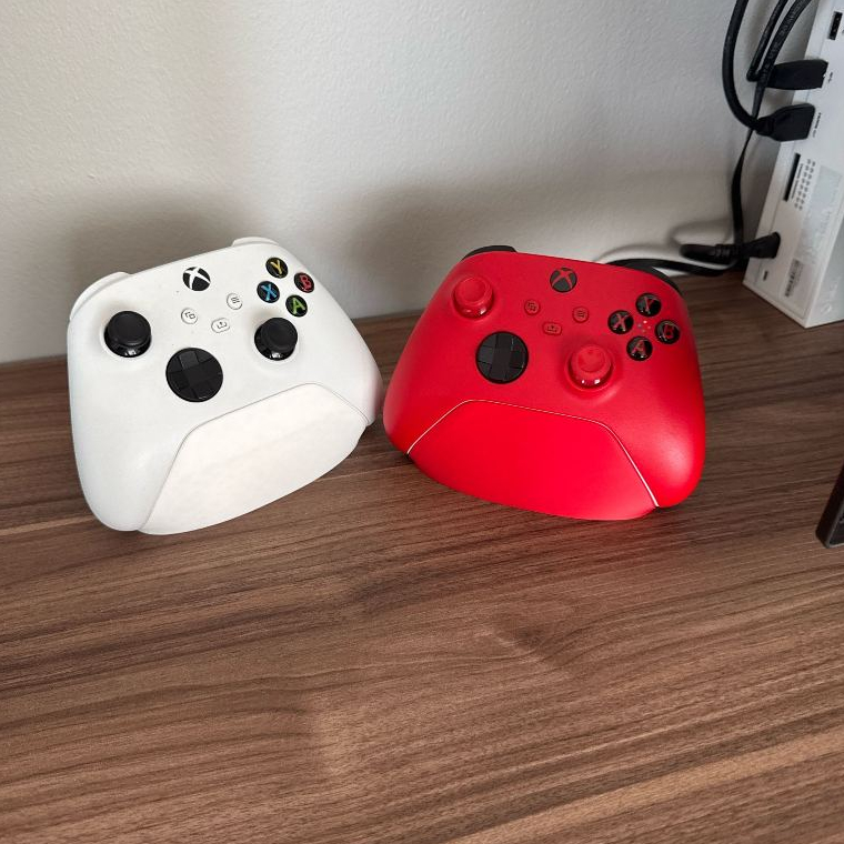 Giá Đỡ Tay Cầm Xbox / PS5 / PS4/Nintendo – Kệ Để Controller Gaming Chống Trầy Trang Trí Setup Game