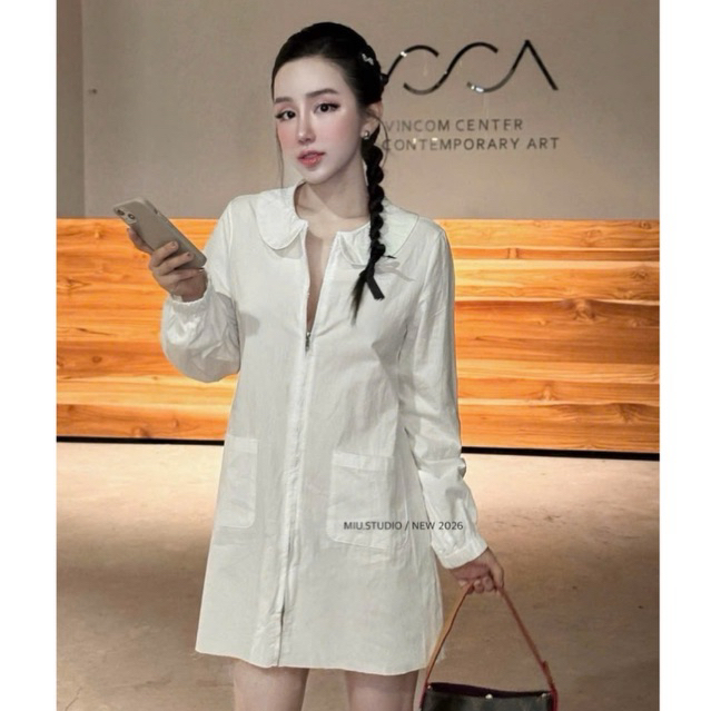 Đầm sơmi trắng phối khoá kéo dáng xoè nhẹ vibe trẻ trung năng động, Váy xuông cổ sen tay bồng basic chuẩn gu Hàn Quốc