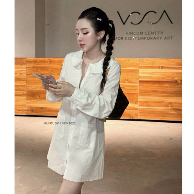 Đầm sơmi trắng phối khoá kéo dáng xoè nhẹ vibe trẻ trung năng động, Váy xuông cổ sen tay bồng basic chuẩn gu Hàn Quốc