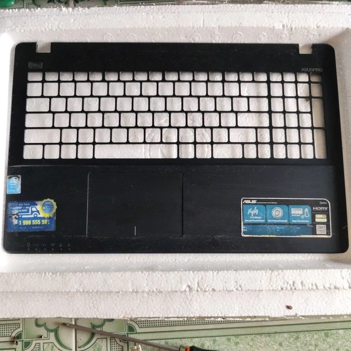 vỏ mặt C laptop Asus X552L hàng cũ có trầy xước nhiều bán rẻ