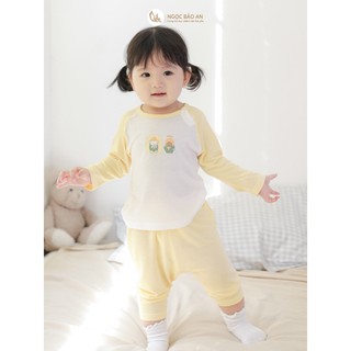 Honey (0-24M) Bộ quần áo dài tay chất Rayon mềm mịn, thoáng mát thấm hút mồ hôi tốt cho da bé.