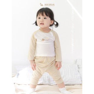Honey (0-24M) Bộ quần áo dài tay chất Rayon mềm mịn, thoáng mát thấm hút mồ hôi tốt cho da bé.