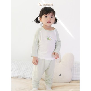 Honey (0-24M) Bộ quần áo dài tay chất Rayon mềm mịn, thoáng mát thấm hút mồ hôi tốt cho da bé.