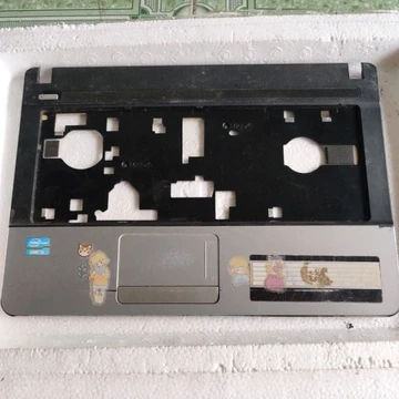 Vỏ mặt C laptop Acer E1-471 trầy xước nhiều, cũ, nhưng còn nguyên