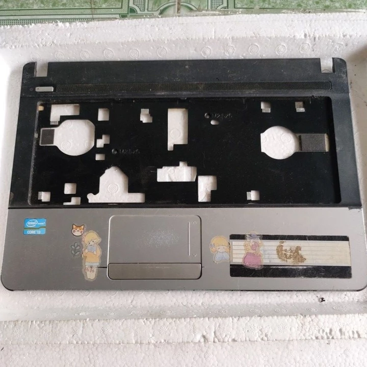 Vỏ mặt C laptop Acer E1-471 trầy xước nhiều, cũ, nhưng còn nguyên