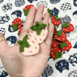 2 bé ghim cài áo dâu tây dễ thương.
