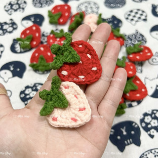 2 bé ghim cài áo dâu tây dễ thương.